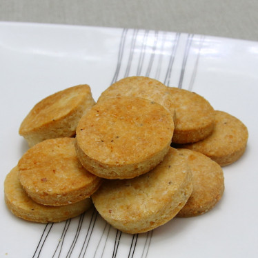 Biscuits salés au Parmesan, poudre d'amande et poivre