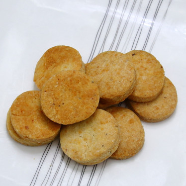 Biscuits salés au Parmesan, poudre d'amende et poivre