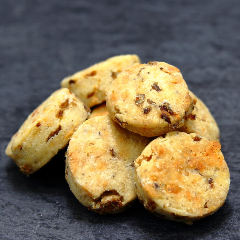 Biscuit salé aux oignons, huile d'olive extra-vierge et cheddar