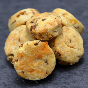 Biscuit salé aux oignons, huile d'olive extra-vierge et cheddar